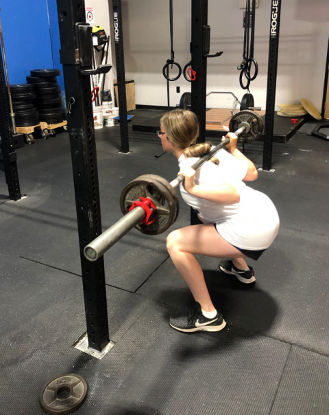 girl doing barbell squats